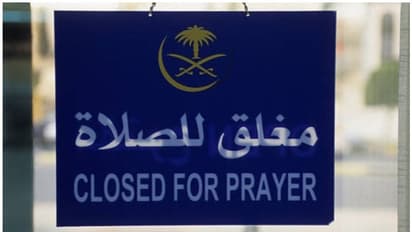 നമസ്കാര സമയത്ത് കടകള് അടച്ചിടുന്നതിനെച്ചൊല്ലി സൗദിയില് വീണ്ടും ചര്ച്ച