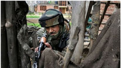 ജമ്മുകശ്മീരിൽ ഏറ്റുമുട്ടൽ; രണ്ട് തീവ്രവാദികളെ വധിച്ചു, രണ്ട് പൊലീസുകാർക്ക് പരിക്കേറ്റു