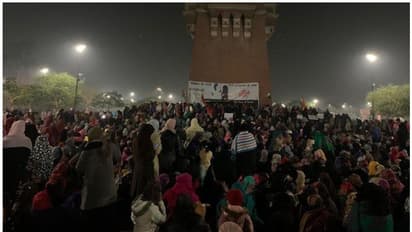 ലഖ്നൗ ക്ലോക്ക് ടവര് സമരം ശക്തിപ്രാപിക്കുന്നു; സാഹിത്യ അക്കാദമി അവാര്ഡ് ജേതാവിന്റെ മക്കള്ക്കെതിരെ പൊലീസ് കേസ്