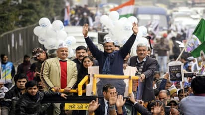 শেষদিনে লাইনে দাঁড়িয়ে অবশেষে মনোনয়ন জমা কেজরির , বিজেপির দিকে চক্রান্তের ইজ্ঞিত আপের