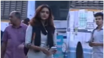 തമ്പാന്നൂരില്‍ കെഎസ്‍ആര്‍ടിസി ബസ്സില്‍ ചാടിക്കയറി മഞ്ജു വാര്യര്‍- വീഡിയോ