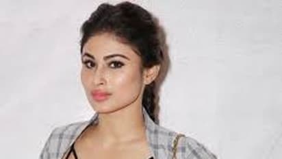 கடற்கரையில்... டாப்லெஸ் போட்டோ வெளியிட்டு... ரசிகர்களை வெறியேற்றிய "நாகினி"...!