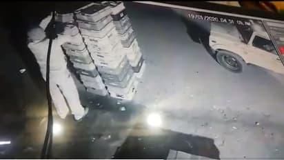 ಹಾಲಿನ ಪ್ಯಾಕೆಟ್ ಕದ್ದ ಪೊಲೀಸಪ್ಪ: ನೀವೇ ಹಿಂಗಾದ್ರೆ ಹೆಂಗಪ್ಪಾ..?