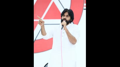 జగన్ పై దూకుడు: పవన్ కల్యాణ్ చేతులు కట్టేసిన బిజెపి పొత్తు