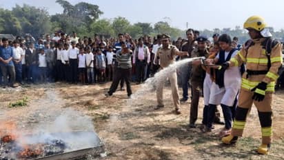আগুন লাগলে নিভাবেন কীভাবে, ক্লাস নিতে স্কুলে হাজির দমকল