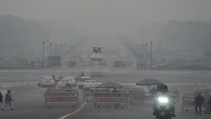 ঘন কুয়াশায় মুড়ে দিন শুরু হল রাজধানীর, খারাপ আবহাওয়া জন্য বিপর্যস্ত বিমান ও রেল পরিষেবা