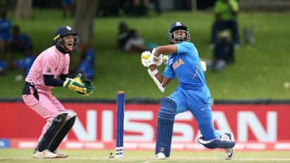 அண்டர் 19 உலக கோப்பையில் விக்கெட்டே போகாமல் அபார வெற்றி பெற்ற இந்தியா.. மொத்த மேட்ச்சும் 28 ஓவரில் முடிந்தது