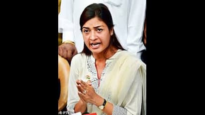 ఢిల్లీ పోలింగ్: ఆప్ వర్కర్ పై రెచ్చిపోయిన అల్కా లాంబ (వీడియో)