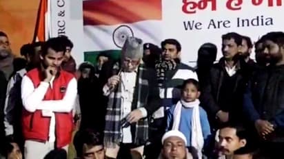 মোদীর সমালোচনা করতে গিয়ে মঞ্চেই খুলে গেল প্যান্ট, চরম অস্বস্তিতে সাংসদ, দেখুন ভিডিও