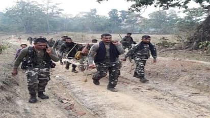 கயிறு கட்டிலில்... துடிதுடிக்கும் பிரசவ வலியில் கர்ப்பிணி பெண்..! அடர்ந்த காட்டு பகுதியில்.. 6 கிமீ .. திக் திக்.. அடுத்து நடந்தது என்ன..?