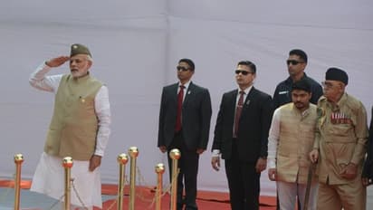 সুভাষের টুপি উঠেছে তাঁর মাথায়, অনবদ্য উপহার পেয়ে কী বলেছিলেন মোদি