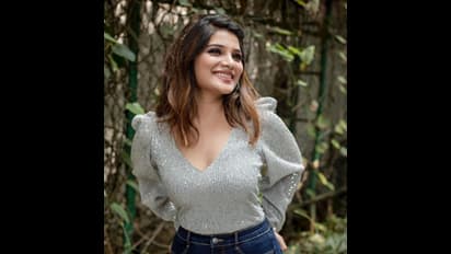 படவாய்பை பிடிக்க பக்க பிளான்..!  விதவிதமான உடையில் ரகரகமாய் போஸ் கொடுத்து ரவுண்டு கட்டும் ஆத்மிகா !