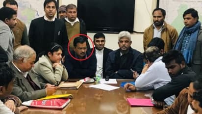 முதல்வருக்கே இந்த நிலைமையா... 6 மணிநேரம் வரிசையில் நின்று வேட்புமனுத் தாக்கல் செய்த அரவிந்த் கெஜ்ரிவலால்..!