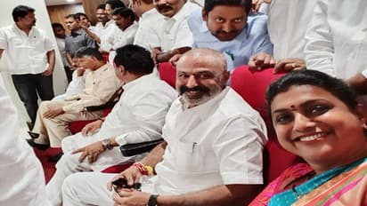 మండలి గ్యాలరీలో బాలకృష్ణతో రోజా సెల్ఫీ: ఫ్రేమ్ లో చంద్రబాబు సైతం...