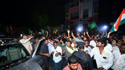 సెలెక్ట్ కమిటీకి బిల్లులు: కారు దిగి అమరావతి రైతులతో చంద్రబాబు