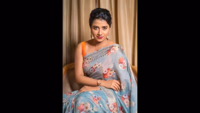 இளநெஞ்சங்களை ஈர்க்க சேலை விரிக்கும் ஷில்பா மஞ்சுநாத்..! ஜிவ்வுனு இழுக்கும் அட்டகாச போட்டோ ஷூட்!