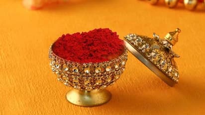 ಮನೆಯ ಮುಖ್ಯ ದ್ವಾರದ ಮೇಲೆ ಸಿಂಧೂರ ಹಚ್ಚೋದು ಮಂಗಳಕರ