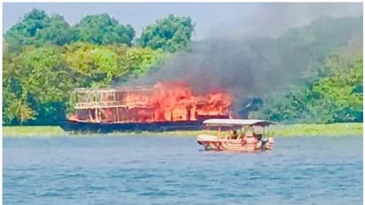 വേമ്പനാട്ട് കായലില് സഞ്ചാരികളുമായി പോയ ഹൗസ് ബോട്ടിന് തീപിടിച്ചു