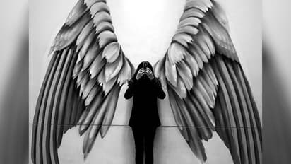 দৈত্যকার বড় প্যাঁচা দেখেছেন কখনও,  দেখে নিন সুস্মিতার এই  ছবিতে