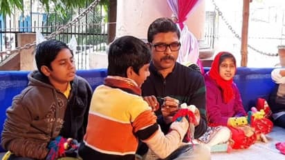 মোবাইলে বন্দি শিশু জীবন, মুক্তি দিতে  পুতুল খেলার আয়োজন বর্ধমানে