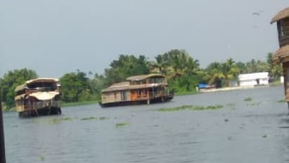 ചാരായം വാറ്റാനുപയോഗിച്ച ഹൗസ് ബോട്ട് ഉടമയ്ക്ക് വിട്ടുനൽകണം; എക്സൈസിന്റെ ഹർജി കോടതി തള്ളി