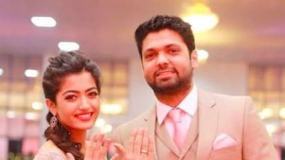 ஹீரோயின் ஆனதும்  காதலனை கழட்டிவிட்ட  பிரபல நடிகை... உருகி உருகி பழைய காதலனுடன் எடுத்துக்கொண்ட புகைப்படங்கள்!