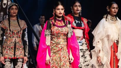 কলকাতায় ফ্যাশন ওয়াক, র‍্যাম্প-এ নজর কাড়লেন অর্জুন-জাহ্নবী