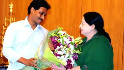 రాజ్యాంగంలో ఆ పదం లేదు, జయలలిత ఊటీ నుంచి పాలించారు: జగన్