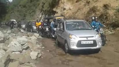 പ്രളയത്തില് തകര്ന്ന റോഡിന്റെ നിര്മ്മാണം വനംവകുപ്പ് ഉദ്യോഗസ്ഥര് തടഞ്ഞതായി പരാതി