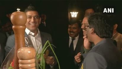 సీఎంతో కలిసి సందడి.. ఉల్లికాడలతో ధోనీ ఈల