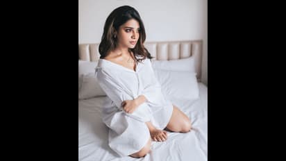 படுக்கையறையில் சட்டை மட்டும் அணிந்து கொண்டு.... படுகவர்ச்சியாக போஸ் கொடுத்த ஆத்மிகா.... இணையத்தை சூடேற்றிய ஹாட் போட்டோஸ்..!