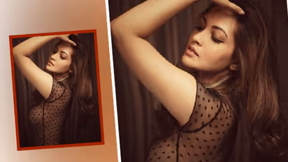 পোশাকের ভিতর দিয়ে স্পষ্ট উন্মুক্ত শরীর,  ট্রান্সপারেন্টে নেটদুনিয়ায় ঝড় তুললেন রিয়া