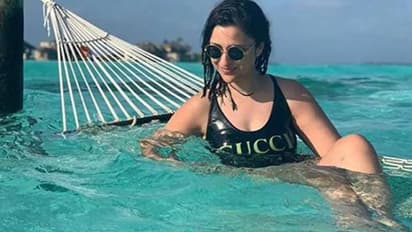 শীতের আমেজে স্যুইমস্যুটে উষ্ণতা ছড়ালেন নীল 'পরী', দেখে নিন ভাইরাল ছবি