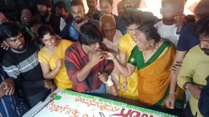 வாளால் பிறந்த நாள் கேக் வெட்டி சர்ச்சையில் சிக்கிய பிரபல நடிகர்!