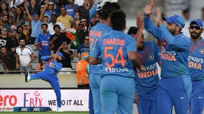 'തൊട്ടു തൊട്ടില്ല'; ബൗണ്ടറിലൈനില് അത്ഭുതമായി രോഹിത് ശര്മ്മയുടെ ക്യാച്ച്- വീഡിയോ