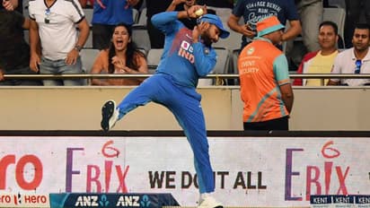 பவுண்டரி லைனில் ரோஹித் சர்மா பிடித்த அபாரமான கேட்ச்.. வைரல் வீடியோ