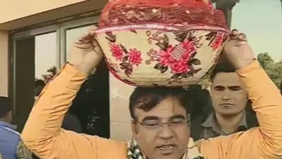 'അസാധാരണ പ്രതിഷേധം'; കുട്ട നിറയെ 'വെട്ടുകിളി'കളുമായി ബിജെപി എംഎല്‍എ നിയമസഭയില്‍