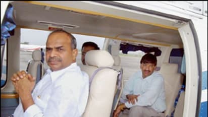 వైఎస్ఆర్ సంస్మరణ సభకు విజయమ్మ ఆహ్వానం: ఏపీ, తెలంగాణ నేతల తర్జన భర్జన