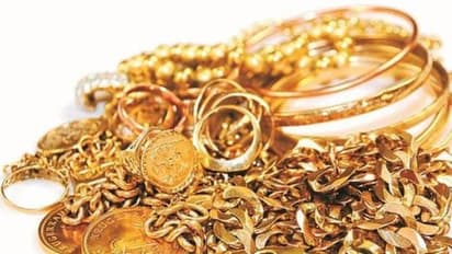 അടിവസ്ത്രത്തിലും പൂക്കൂടയിലും ഒളിപ്പിച്ച് സ്വർണം; അമേരിക്കക്കാരിയില് നിന്ന് കറന്സിയും പിടികൂടി