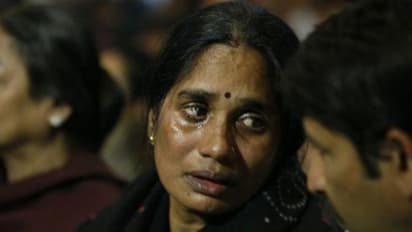 'ശിക്ഷ നടപ്പാക്കാനാവുന്നില്ലെങ്കിൽ ഭരണഘടന കത്തിക്കൂ'; പൊട്ടിക്കരഞ്ഞ് നിര്ഭയയുടെ അമ്മ