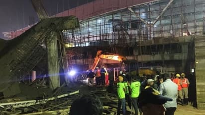 ভেঙে পড়ল ভুবনেশ্বর বিমানবন্দরের একাংশ, ছাদের নীচে চাপা পড়ল প্রাণ