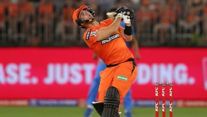 106 மீட்டர்.. ஆஸ்திரேலிய வீரர் அடித்த அபாரமான சிக்ஸர்.. வைரல் வீடியோ