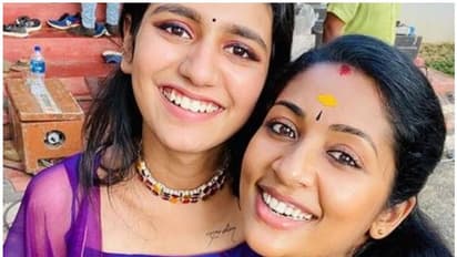 നവ്യാ നായരുടെ 'ഒരുത്തീ', സെറ്റില് പ്രിയാ വാര്യരും