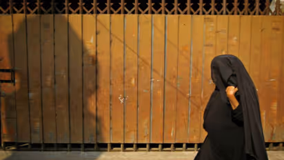 ಗೆಳತಿಯ ಭೇಟಿ ಮಾಡಲು ಬುರ್ಖಾ ತೊಟ್ಟು ಬಂದ ಗೆಳೆಯ