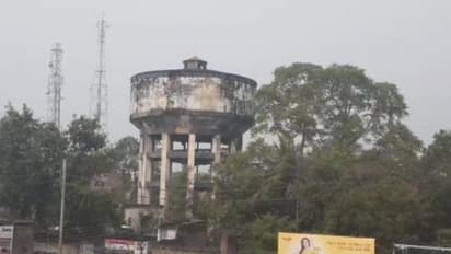 চাঙড় খসে পড়ছে জলের ট্যাঙ্কের, সারেঙ্গার আতঙ্ক এবার পুরুলিয়ায়