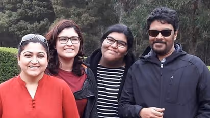 குஷ்பு வீட்டில் கூடிய பிரபலங்கள்... மற்றும் குடும்ப நண்பர்கள்! களைகட்டிய கொண்டாட்டம்!