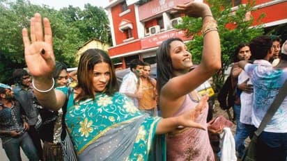 స్మశానంలో అర్థరాత్రి చిందులు.. డీజేలు పెట్టి హిజ్రాలతో డ్యాన్సులు...