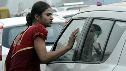 బైక్ మీద వెడుతున్న దంపతుల మీద హిజ్రాల దాడి...