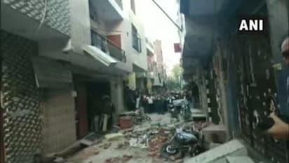 ఢిల్లీలో కూలిన భవనం: నలుగురు మృతి, ఆస్పత్రికి 13 మంది