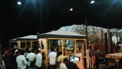 அடித்து நொறுக்கப்பட்ட சுங்கச்சாவடி..! ஒரு மாத இலவச பயணத்தால் வாகன ஓட்டிகள் உற்சாகம்..!